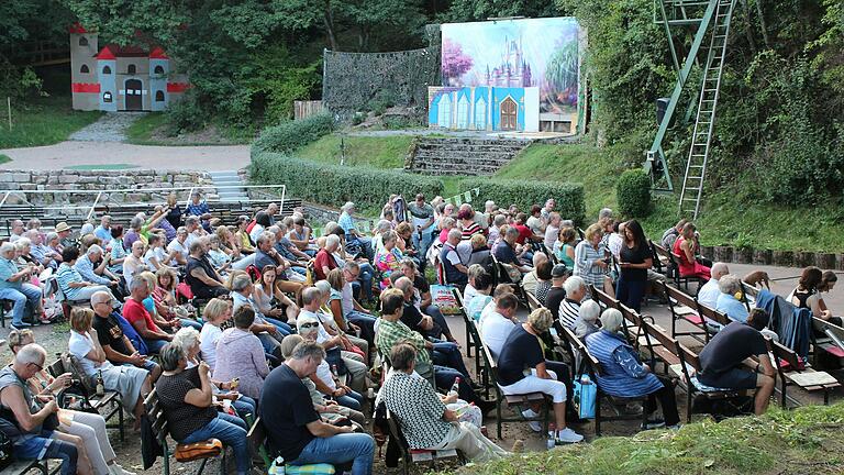 Gespannt wartet das Publikum vor malerischer Kulisse bei bestem Spätsommerwetter auf den Beginn der Vorstellung. Im Hintergrund ist die frisch sanierte Hauptbühne zu erkennen, die erst nächstes Jahr wieder bespielt werden soll. Gespannt wartet das Publikum vor malerischer Kulisse bei bestem Spätsommerwetter auf den Beginn der Vorstellung. Im Hintergrund ist die frisch sanierte Hauptbühne zu erkennen, die erst nächstes Jahr wieder bespielt werden soll.
