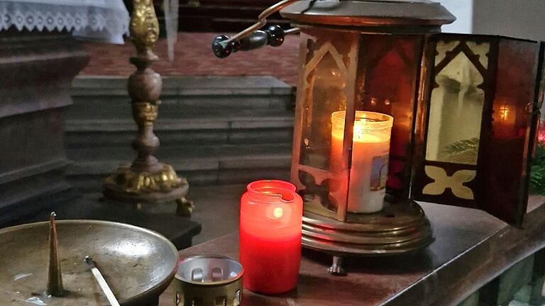 Das Friedenslicht von Bethlehem steht in St. Burkhard, Geiselwind zum Abholen bereit. Das Friedenslicht von Bethlehem steht in St. Burkhard, Geiselwind zum Abholen bereit.