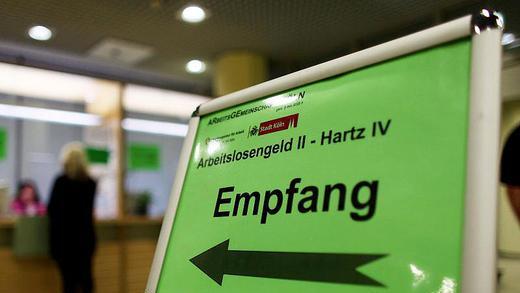 Hartz IV       -  Empfangsschalter in einer Arbeitsagentur. Foto: Oliver Berg/Illustration