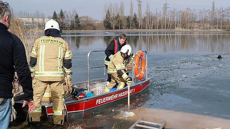 Eine Frau und ihr Hund brachen am Montag am Mooswäldchensee ins Eis ein. Nachdem Ersthelfer die Frau aus dem Wasser gezogen hatten, rettete die Feuerwehr den Hund mit einem Boot.