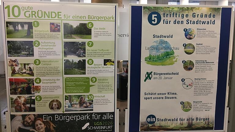 Im Rathaus Foyer vor dem Bürgerservice wird auf zwei Schautafeln über die Bürgerentscheid-Positionen zum Bürgerpark mit Landesgartenschau und zum Stadtwald informiert. Im Rathaus Foyer vor dem Bürgerservice wird auf zwei Schautafeln über die Bürgerentscheid-Positionen zum Bürgerpark mit Landesgartenschau und zum Stadtwald informiert.