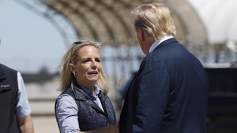 In der Regierungsmannschaft von US-Präsident Donald Trump gibt es den nächsten Abgang: Heimatschutzministerin Kirstjen Nielsen räumt ihren Posten. In der Regierungsmannschaft von US-Präsident Donald Trump gibt es den nächsten Abgang: Heimatschutzministerin Kirstjen Nielsen räumt ihren Posten.