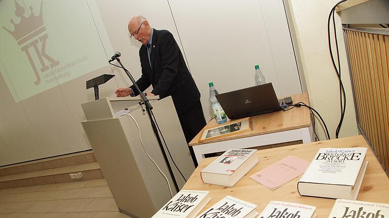 Winfried Benner spricht über Jakob Kaiser. Foto: Arkadius Guzy       -  Winfried Benner spricht über Jakob Kaiser. Foto: Arkadius Guzy