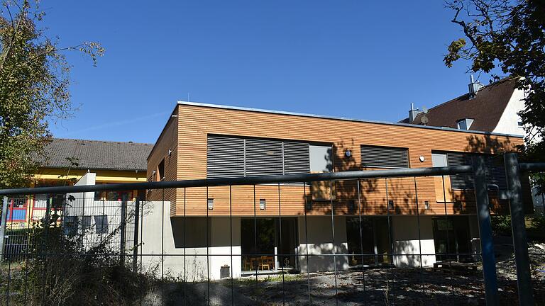 Der Blick von der angrenzenden Parkanlage auf den Erweiterungsbau des Kindergartens Mariä Himmelfahrt in der Hedwig-Fichtel-Straße. Im Hintergrund das bestehende Gebäude. Der Blick von der angrenzenden Parkanlage auf den Erweiterungsbau des Kindergartens Mariä Himmelfahrt in der Hedwig-Fichtel-Straße. Im Hintergrund das bestehende Gebäude.
