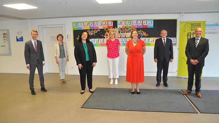 Das Doppelschulamt Stadt und Landkreis Schweinfurt hat ein neues Führungsteam. Unser Bild zeigt (von links) Oberbürgermeister Sebastian Remelé, stellvertretende Landrätin Bettina Bärmann, die neue Schulrätin Nicole Schmitt, Abteilungsdirektorin Maria Walter, die neue Schulamtsdirektorin Stefanie Schiffer, Regierungspräsident Eugen Ehmann und der Schulrat Frank Hagen. Das Doppelschulamt Stadt und Landkreis Schweinfurt hat ein neues Führungsteam. Unser Bild zeigt (von links) Oberbürgermeister Sebastian Remelé, stellvertretende Landrätin Bettina Bärmann, die neue Schulrätin Nicole Schmitt, Abteilungsdirektorin Maria Walter, die neue Schulamtsdirektorin Stefanie Schiffer, Regierungspräsident Eugen Ehmann und der Schulrat Frank Hagen.
