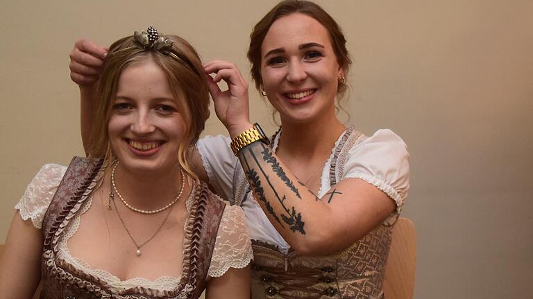 Julia Fleischer (rechts) krönte ihre Nachfolgerin Sophia Brückner. Julia Fleischer (rechts) krönte ihre Nachfolgerin Sophia Brückner.