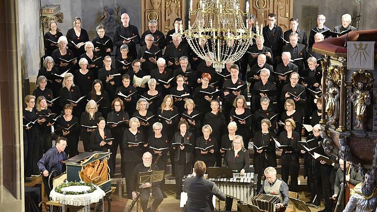 Der Oratorienchor Würzburg bot zusammen mit dem 'Quatour Barbaroque' unter der Leitung von Matthias Göttemann ein außergewöhnliches Konzert.