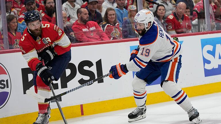 Florida Panthers - Edmonton Oilers - Aaron Ekblad (links) hat die Doping-Regeln der NHL gebrochen und ist für 20 Spiele gesperrt worden. Florida Panthers - Edmonton Oilers - Aaron Ekblad (links) hat die Doping-Regeln der NHL gebrochen und ist für 20 Spiele gesperrt worden.
