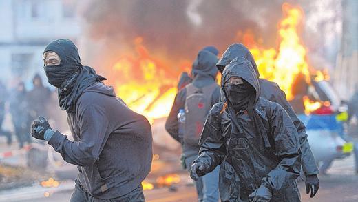 Bei den Krawallen in Frankfurt: Vermummte Demonstranten haben einen Einsatzwagen der Polizei angezündet.