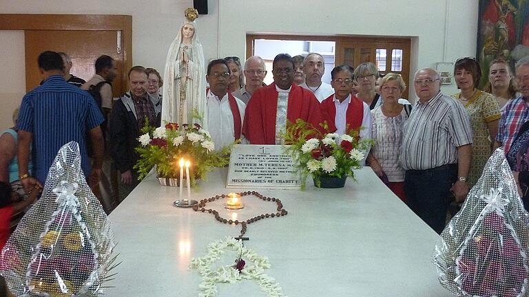 Mit dem auch in unserer Region bekannten Frater Nirmol (Mitte) feierte die Reisegruppe einen Gottesdienst am Grab von Mutter Theresa.