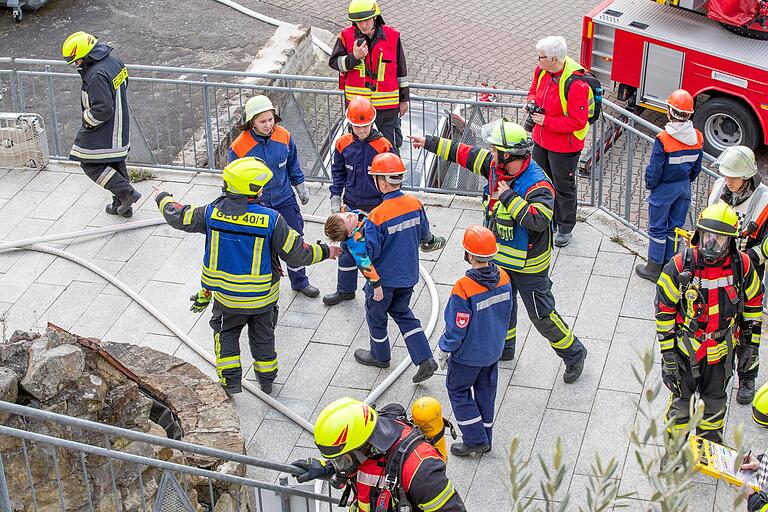 Aufgrund des Stromausfalls in dem Szenario mussten Menschen aus unterschiedlichen Notlagen gerettet werden. Aufgrund des Stromausfalls in dem Szenario mussten Menschen aus unterschiedlichen Notlagen gerettet werden.