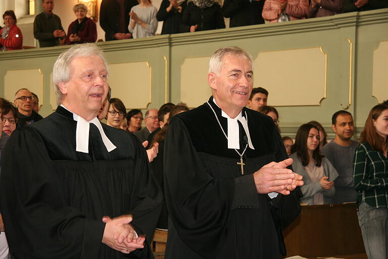Applaus vom langjährigen Weggefährten, Dekan Hanspeter Kern (rechts), und von der Kirchengemeinde für den scheidenden Stadtpfarrer Ahrens (links). Applaus vom langjährigen Weggefährten, Dekan Hanspeter Kern (rechts), und von der Kirchengemeinde für den scheidenden Stadtpfarrer Ahrens (links).