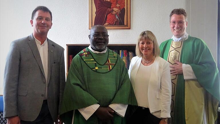 Kirchenpfleger Markus Kohlhepp, Pfarrer Dr. Evaristus Ekweke, PGR-Vorsitzende Claudia König, Pfarrer Dr. Eugen Daigeler nach der Spendenübergabe bei der Sonntagsmesse in Stadtlauringen.