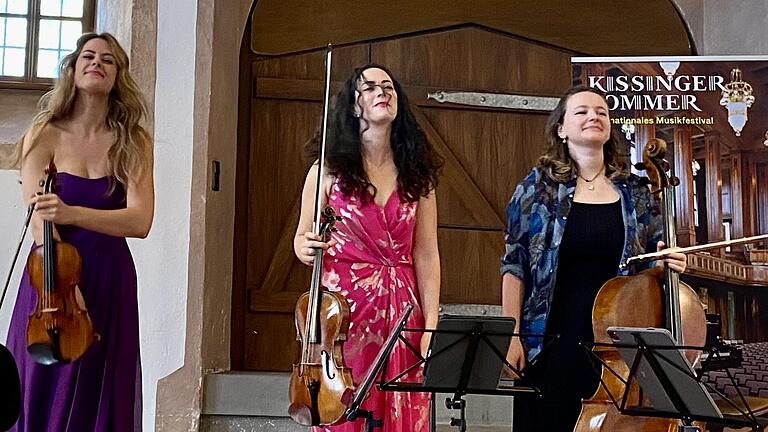 Francesca Dego (Violine, von links), Milena Simovi&#263; (Viola) und Laura van der Heijden (Violoncello) beim Kissinger Sommer 2023 in Maria Bildhausen.       -  Francesca Dego (Violine, von links), Milena Simovi&#263; (Viola) und Laura van der Heijden (Violoncello) beim Kissinger Sommer 2023 in Maria Bildhausen.