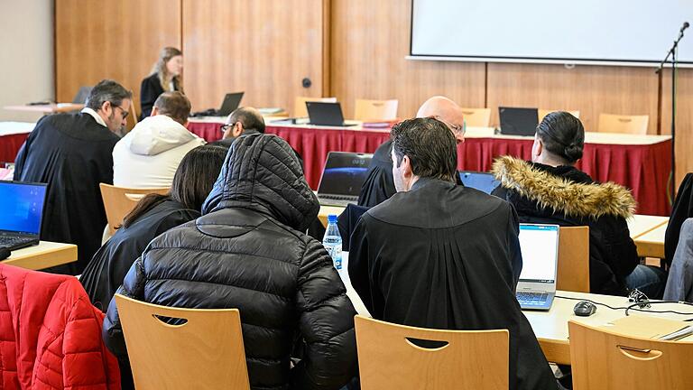 Wegen ungewohnt grausamer Geschäftspraktiken steht eine Dealerbande jetzt vor Gericht - wegen der vielen Beteiligten nicht im Würzburger Justizzentrum. Der eigens angemietete Saal des CVJM-Heims wird zur Kulisse für das ungewöhnliche Verfahren.