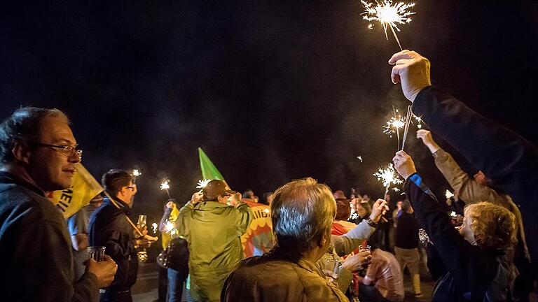 Mitternacht: Jubel, das KKG ist vom Netz. Rund 70 Kernkraftgegner feiern das Abschalten vor dem KKG.