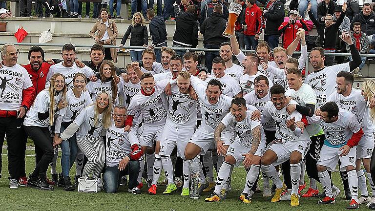 Der TSV Aubstadt ist Meister der Bayernliga Nord und steigt in die Regionalliga Bayern auf (hinten von links): Abteilungsleiter Günter Schirling, Co-Trainer Waios Dinudis, Daniel Leicht, Trainer Josef Francic, Dominik Grader, Johannes Sturm, Daniel Fürst, Julius Benkenstein, Julian Grell, Steffen Behr, Christian Mack sowie (mittlere Reihe von links) Max Schebak, Michael Kraus, Martin Thomann, Philipp Kleinhenz, David Bauer, Felix Reusch, Christoph Schmidt und (vorne von links) Betreuer Peter Grunau, Markus Thomann, Jens Trunk, Christian Köttler, Ingo Feser, Sascha Bäcker, Michael Dellinger und Steffen Schmidt.