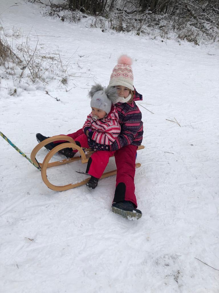 Spaß im Schnee haben in Kitzingen die eineinhalbjährige Leonie und ihre Cousine Sophie. Spaß im Schnee haben in Kitzingen die eineinhalbjährige Leonie und ihre Cousine Sophie.
