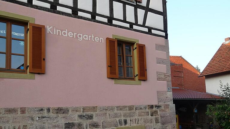 Die Entscheidung, ob der Gemeinderat den dreißigprozentigen Anteil der Elternbeiträge der Kindergartenbeiträge während der Corona-bedingten Schließung für die Monate April und Mai auch übernimmt, wurde zurück gestellt.