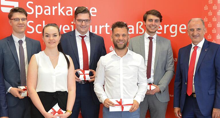 Sparkassen-&nbsp;Vorstandsmitglied Roberto Nernosi (rechts) mit den Sparkassen-Fachwirten und -wirtinnen&nbsp;(von links) Jonas Messal, Karolina Derbilow, Fabio Eder, Moritz Fischer (Sparkassenbetriebswirt) und Jonny Moore.