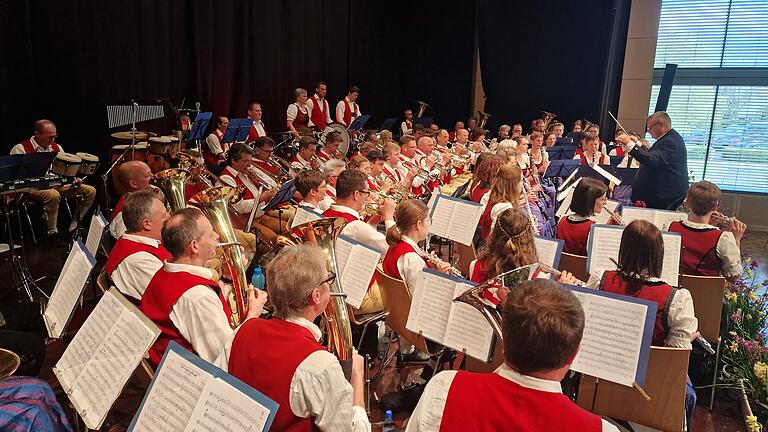 Stefan Wagner dirigierte in den Mainfrankensälen ein Orchester mit vier Tuben, neun Posaunen, 15 Trompeten und Flügelhörnern, neun Bariton bzw. Tenorhörnern, sechs Querflöten, zwölf Klarinetten, neun Saxophonen und sieben Schlagzeugern.