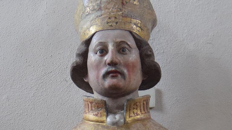 Die Büste des heiligen Kilian (im Bild vor der Restauration) wird auf das Jahr 1460 datiert und befindet sich seit 1699 in der Spitalkirche. Zuvor hing sie möglicherweise in der Stadtkirche St. Kilian.