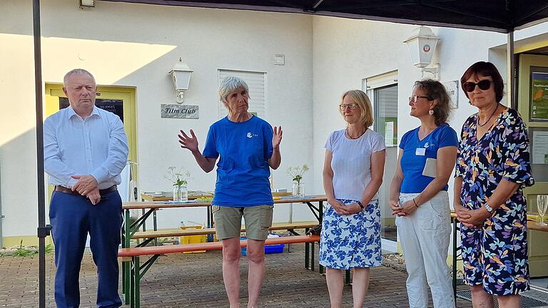 Lobende Worte und Dank an die Gartenbesitzer gab es bei der abschließenden Verleihung der Plaketten. Das Bild zeigt von links: Landrat Thomas Bold, Martina Faber (Vorsitzende LBV-Kreisgruppe Bad Kissingen), Elisabeth Assmann (zweite Bürgermeisterin der Stadt Hammelburg), Anke Brüchert (LBV, Hilpoltstein), Ursula Wiegel (Vorsitzende Gartenbauverein Westheim). - Lobende Worte und Dank an die Gartenbesitzer gab es bei der abschließenden Verleihung der Plaketten. Das Bild zeigt von links: Landrat Thomas Bold, Martina Faber (Vorsitzende LBV-Kreisgruppe Bad Kissingen), Elisabeth Assmann (zweite Bürgermeisterin der Stadt Hammelburg), Anke Brüchert (LBV, Hilpoltstein), Ursula Wiegel (Vorsitzende Gartenbauverein Westheim). Lobende Worte und Dank an die Gartenbesitzer gab es bei der abschließenden Verleihung der Plaketten. Das Bild zeigt von links: Landrat Thomas Bold, Martina Faber (Vorsitzende LBV-Kreisgruppe Bad Kissingen), Elisabeth Assmann (zweite Bürgermeisterin der Stadt Hammelburg), Anke Brüchert (LBV, Hilpoltstein), Ursula Wiegel (Vorsitzende Gartenbauverein Westheim). - Lobende Worte und Dank an die Gartenbesitzer gab es bei der abschließenden Verleihung der Plaketten. Das Bild zeigt von links: Landrat Thomas Bold, Martina Faber (Vorsitzende LBV-Kreisgruppe Bad Kissingen), Elisabeth Assmann (zweite Bürgermeisterin der Stadt Hammelburg), Anke Brüchert (LBV, Hilpoltstein), Ursula Wiegel (Vorsitzende Gartenbauverein Westheim).