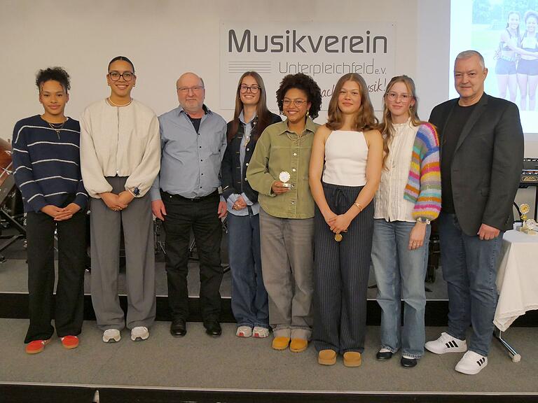 Für ihre gemeinsamen Erfolge im Staffellauf und Einzelgewinnen in weiteren Disziplinen auf unterfränkischer, bayerischer und deutscher Ebene wurden junge Sportlerinnen geehrt. Von links: Julie Denkey, Sara Weidner, LAZ-Trainer und Betreuer Christian Zillober, Matilda Hoos, Leni Bellow, Sophia Brückner, Nelly Oswald Sportschulrat Ingo Matschullis. Für ihre gemeinsamen Erfolge im Staffellauf und Einzelgewinnen in weiteren Disziplinen auf unterfränkischer, bayerischer und deutscher Ebene wurden junge Sportlerinnen geehrt. Von links: Julie Denkey, Sara Weidner, LAZ-Trainer und Betreuer Christian Zillober, Matilda Hoos, Leni Bellow, Sophia Brückner, Nelly Oswald Sportschulrat Ingo Matschullis.