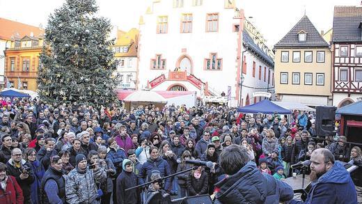 Höhepunkt: Der Auftritt des Voice-of-Germany-Gewinners 2013 Andreas Kümmert (rechts auf der Bühne) lockte beim Bühnenprogramm des Andreasmarkts mit Abstand am meisten Zuschauer auf den Marktplatz. Der Musiker wurde vom Gitarristen Tobias Niederhausen begleitet.