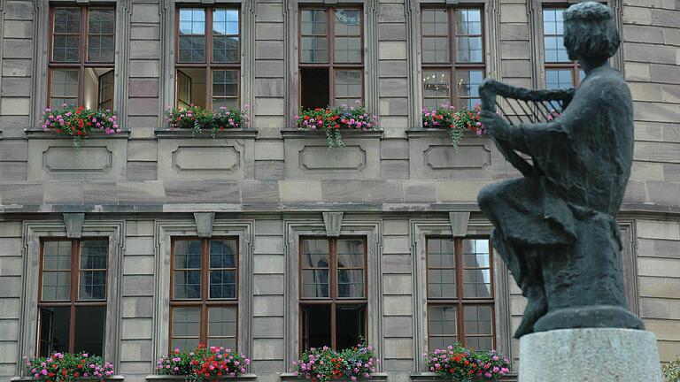 Da waren die Geranien ziemlich sicher noch echt. Die Fassade des Bad Kissinger Rathauses in einem Archivbild von 2007. Da waren die Geranien ziemlich sicher noch echt. Die Fassade des Bad Kissinger Rathauses in einem Archivbild von 2007.