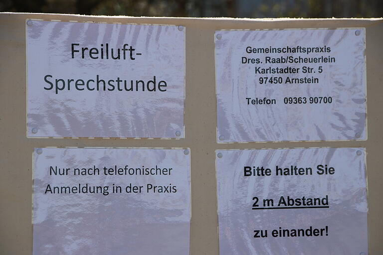 Damit es keinen Kontakt zu anderen Patienten gibt werden Coronaverdächtige und Coronaerkrankte von der Allgemeinarztpraxis Raab/Scheuerlein in Arnstein in der Freiluftsprechstunde behandelt.