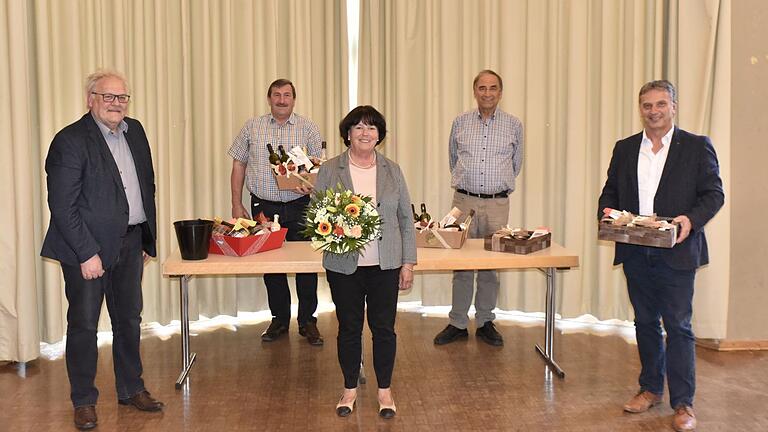 Bürgermeister Claus Bittenbrünn (links) verabschiedete in der Stadtratssitzung am Dienstag die ausscheidenden Mitglieder (von links) Rudolf Gutjahr (FWG), Eva Rügheimer (SPD), Alfred Austel (FWG) und Thomas Hendrich (CSU). Auf dem Bild fehlt Thomas Heller (FWG).