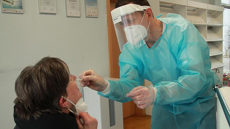Coronatest im Schnelltestzentrum Karlstadt. Ausnahmsweise entnimmt hier Kinderarzt Dr. Franz-Josef Kordowich Proben bei einer Erwachsenen. Normalerweise tut er das bei den Testungen von Kindern.