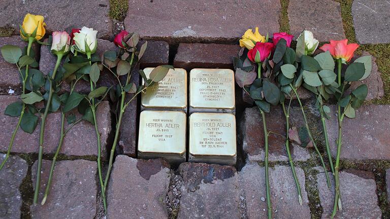 An das Ehepaar Regina Rosa und William Adler und ihre Kinder Hertha und Berthold erinnern in der Glasergasse vier Stolpersteine.