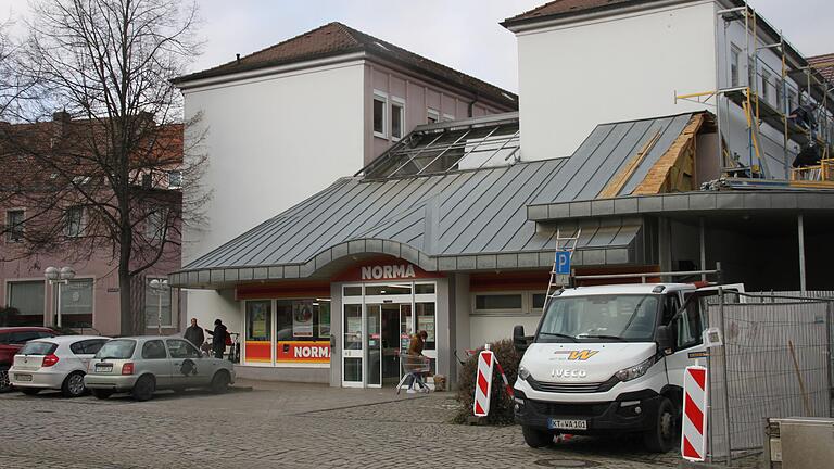 Die Norma-Filiale im Kitzinger Schwalbenhof: Gerüchte um eine Schließung gibt es seit Jahren, nun zieht der letzte größere Nahversorger in der Altstadt dort aus. Die Norma-Filiale im Kitzinger Schwalbenhof: Gerüchte um eine Schließung gibt es seit Jahren, nun zieht der letzte größere Nahversorger in der Altstadt dort aus.