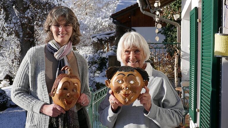 Museumsleiterin Katrin Hesse (links) und Gitta Engl-Weno, Tochter von Josef Schranz, bei der Übergabe der Sammlung Schranz in Murnau.