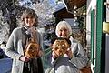 Museumsleiterin Katrin Hesse (links) und Gitta Engl-Weno, Tochter von Josef Schranz, bei der Übergabe der Sammlung Schranz in Murnau.