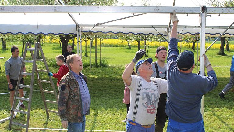 Rheinfeldshof hat nur 40 Einwohner, zum Vatertag kommen aber bis zu 2000 Besucher. Auch beim Aufbau sind viele Helfer gefragt. Vereinsvorsitzender Harald Geis (vorne links) koordiniert die Arbeiten.