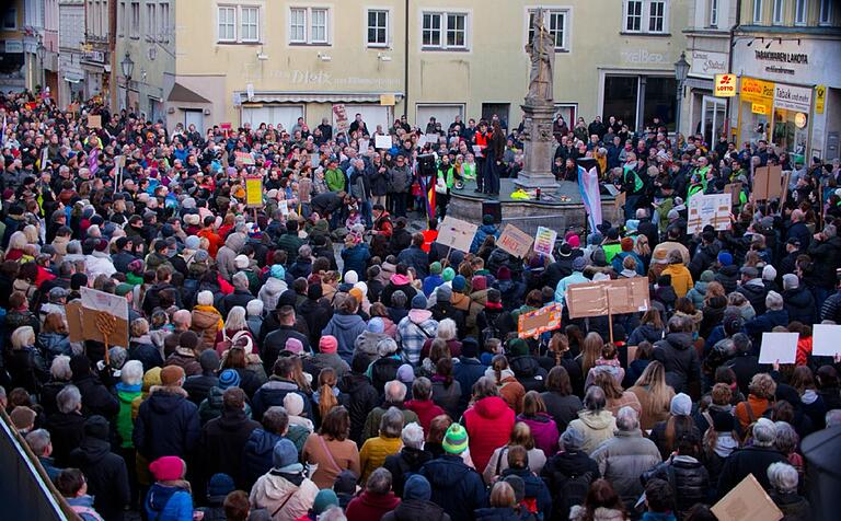 Viel mehr Menschen als erwartet kamen zur jüngsten Kundgebung auf den Kitzinger Marktplatz. Das Ziel der Veranstalter diesmal: so viele Teilnehmer, dass die Veranstaltung beendet wird.