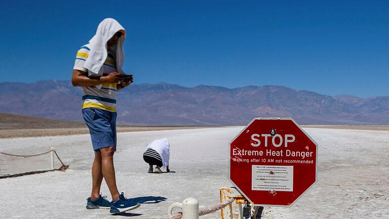 Hitzewelle in Kalifornien       -  Ein Schild warnt vor der extremen Temperatur am heißesten Ort der Welt.