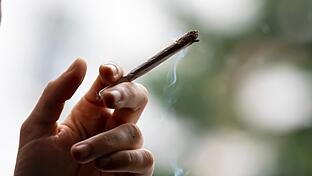 Einem 39-Jährigen wurde Drogenhandel und räuberische Erpressung vorgeworfen.