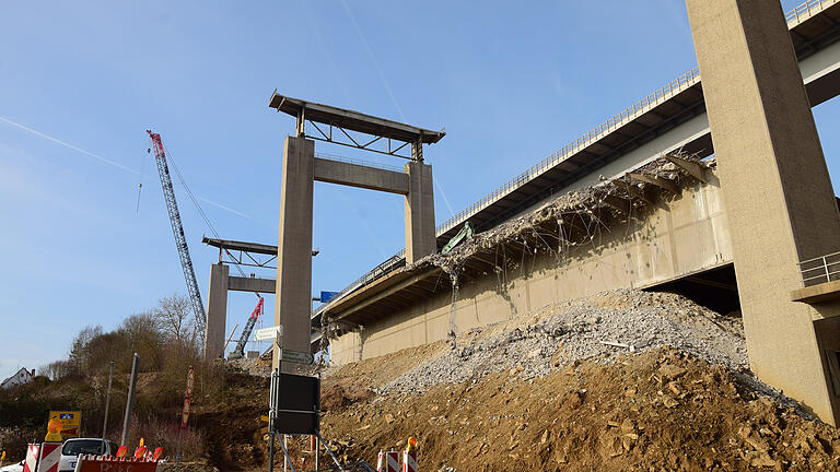 A3 bei Würzburg: Vollsperrung aufgehoben       -  Weil Brückenpfeiler umgezogen wurden, musste heute die A3 bei Heidingsfeld kurzzeitig gesperrt werden. Am Montag, 11. Februar, erfolgt die nächste Sperrung.