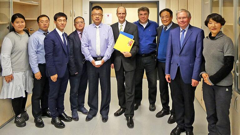 Besuch aus China am Institut für Medizintechnik Schweinfurt (von links): Ärztin Qi Xin Yang, MasTech-Entwicklungsleiter Li Shuang, Leiter Internationale Beziehungen Gu Ping, Marketing-Direktor Qiu Jong, MasTech-Präsident Liu Jian, FHWS-Präsident Prof. Dr. Robert Grebner, stellvertretender Institutsleiter IMES Professor Dr. Norbert Strobel, Chefarzt Professor Dr. Qi Guoxian, Institutsleiter IMES Professor Dr. Walter Kullmann sowie IMES-Mitarbeiterin Ying Zhao