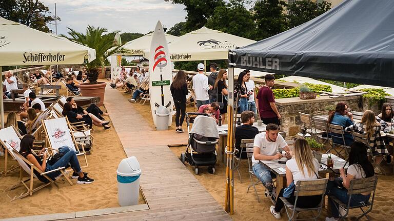 Schweinfurt ist Vorbild: Sonne, Sand, Wasser, Cocktails, Snacks und eine chillige Atmosphäre versprechen die Betreiber des künftigen Haßfurter Stadtstrands.