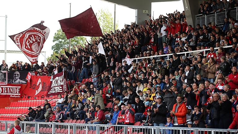 Der Fanblock der Würzburger Kickers ist bereits am Samstag an einer anderen Stelle der Haupttribüne zu finden.