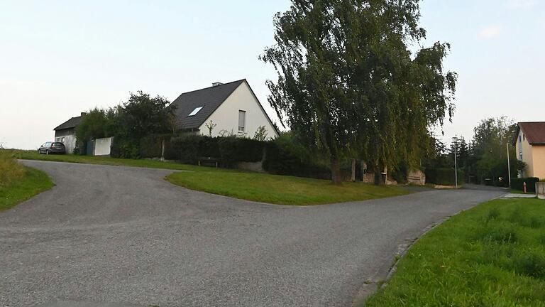 Auf dem Foto links, wo das Auto steht, könnte eine Straße vom zukünftigen Baugebiet 'Am Brunnhügel' in den Seeweg, rechts münden.&nbsp;