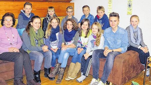 Die diesjährige Kindertheatergruppe in Erbshausen-Sulzwiesen: (von links, hinten) Nino Gößmann, Emma Bartel, Hannes Fehn, Maxi Walter und Ramon Issing, (vorne) Regisseurin Anna Gößmann, Anna Kuhn, Sina Weigand, Olivia Issing, Carina Gerner, Amelie Gößmann, Philipp Fröhling und Franzi Vollmuth (Es fehlen: Kai Rösner, Nathalie Timm und Annika Timm).