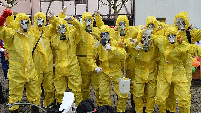 Strahlenschutztruppe im Einsatz in Karbach. Die Schutzmasken stammen aus alten NVA-Beständen.