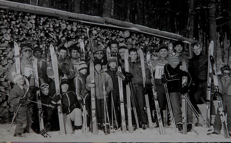 Große Begeisterung herrschte in den 80er Jahren bei den alpinen Skirennen in Neubrunn und stolz stellte man sich zum Abschlussbild.