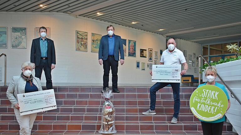 Spendenübergabe in der FrankenTherme in Bad Königshofen. Unser Bild zeigt von links von vorne nach hinten: Ute Husslein, Christa Anding, Uwe Köhler, Bürgermeister Thomas Helbling und Kurdirektor Werner Angermüller und natürlich den großen Schokonikolaus, ebenfalls mit Mund-Nasenschutz Maske.